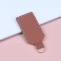Minimalistischer brauner PU-Leder Schlüsselanhänger mit stilvollen weißen Nähten - Braun