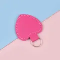 Premium herzförmiger Kunstleder-Schlüsselanhänger in Pink mit silbernem Schlüsselring - Fuchsia