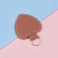 Minimalistischer brauner herzförmiger Leder-Schlüsselanhänger mit weißer Naht und Ring - Kaffeebraun