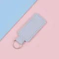 Eleganter quadratischer PU-Leder-Schlüsselanhänger in Lavendel auf Pastell-Hintergrund - Grau