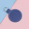 Porte-clés rond en cuir bleu avec surpiqûres blanches et anneau en métal argenté - Bleu foncé