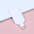 Weißer minimalistischer PU-Leder Schlüsselanhänger mit Goldring auf rosa Hintergrund - Weiß