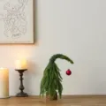 Petit sapin de Noël artistique en PE courbé avec boule rouge sur un socle en bois - Style Nu Original Petit / 30cm