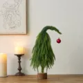 Petit sapin de Noël PE incliné avec boule rouge et socle en bois pour décoration de table - Style Nu Original Moyen / 45cm