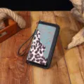 Detailansicht der Bohème-Clutch mit Leopardenmuster und geprägtem blauem Blumen-Lederdesign - Blau (PG5001-10)