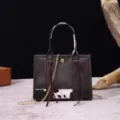 Vista dettagliata di una mini borsa marrone con stampa mucca e catena dorata. - Stile Mini (PG5030) / Caffè