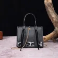 Vista frontale di una borsa grigia con stampa leopardata e tracolla a catena - Stile Mini (PG5030) / Grigio