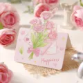 Biglietto d'auguri pop-up premium con bouquet di fiori rosa e scritta elegante Happiness - Nuovo Stile Bouquet 1 / Set di 10 fogli