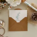 Tarjeta de felicitación vintage de papel kraft con ilustración de flores azules - Delphinium / Tarjeta de felicitación con sobre