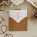 Tarjeta de felicitación de papel kraft vintage con diseño floral y sobre - Campana Amarilla / Tarjeta de felicitación con sobre