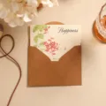 Sobre de papel kraft vintage con tarjeta de felicitación floral y texto Happiness - Flor de Coral