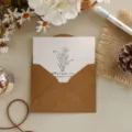 Biglietto d'auguri vintage in kraft con illustrazione floreale e busta coordinata regalo - Narciso / Biglietto d'auguri con busta