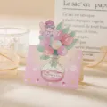 Handgezeichnete Grußkarte zum Tag der Lehrer mit rosa Tulpen und festlichem Schriftzug - Elf Vase Stil