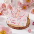 Carte de vœux rose avec une illustration de papillon et le texte Sweet Baby - Petit Papillon (2026053102)