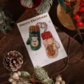 Tarjeta de felicitación navideña festiva dorada con linda ilustración de mitones de reno - Manopla de Navidad (5)