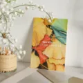 Tarjeta de felicitación artística con hojas de ginkgo en acuarela y cita - Romance Humano