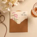 Tarjeta de felicitación vintage de papel kraft con flores y sobre marrón incluido - Flores de terciopelo