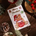 Tarjeta de felicitación navideña dorada con ilustración de osito en ambiente festivo - Teddy Bear with Gift (6)