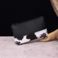 Detalle de neceser de cuero con estampado de vaca y cierre de cremallera - Cartera de Mano con Cremallera (PG5026) / Negro