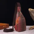 Vista detallada de un bolso de pecho retro con patrón de cocodrilo y correa ancha - Bolso de Pecho Retro (PG817-2) / Marrón y Púrpura
