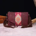 Detalle de cartera de mano de cuero con relieve estilo bohemio y flecos - PG902 (PG902/PG893) / Fucsia