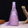 Detalle frontal de bolso bandolera morado con relieve de cocodrilo y correa ancha - Bolso de Pecho Retro (PG817-2) / Púrpura Metálico