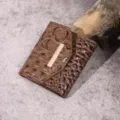 Primer plano de cartera para mujer con textura de cocodrilo marrón y hebilla dorada - Cocodrilo Chocolate (PG831)