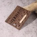 Primo piano di un porta carte vintage marrone con stampa coccodrillo e barra di metallo - Portacarte (PG832) / Cioccolato