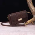 Bolso bandolera retro marrón oscuro con textura de cocodrilo y elegante cierre dorado - Marrón Nogal