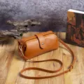 Vista detallada del bolso estilo médico de cuero PU marrón con correa ajustable - Marrón (P-689)