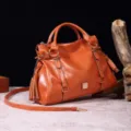 Bolso de mano vintage de piel suave marrón con borlas decorativas y correa ajustable larga - New Natural Color