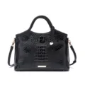 Detalle de bolso de mano en piel grabada de cocodrilo negro con herrajes dorados - Negro