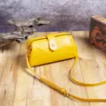 Bolso de médico vintage de cuero PU amarillo con cierre de beso sobre fondo de madera rústica - Amarillo (P-689)