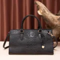 Vista frontal de bolso negro con relieve de cocodrilo, estilo retro y herrajes oro - Estilo de Textura en Relieve (MG2228) / Negro