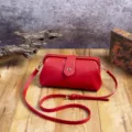 Elegante bolso de médico de cuero PU rojo vintage con cierre de metal sobre madera rústica - Rojo (P-689)