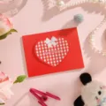 Exquisita tarjeta de cumpleaños 3D roja con corazón a cuadros, lazo y texto Best Wishes - Estilo Cuadros Rojos (1【三折爱心贺卡】)