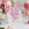 Handgemalte Grußkarte mit rosa Blumenstrauß und Sweet Dream Schriftzug - Romantische Rose (Süßer Traum)