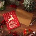 Elegante tarjeta de Navidad roja vintage con reno dorado y sobre marrón. - Reno (Rojo) / Paquete Individual (Incluye Sobre y Pegatina)