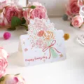 Charmante handgezeichnete Blumenstrauß-Grußkarte mit Happy Every day Botschaft für Geschenke. - Rosa Orangefarbener Strauß (Jeden Tag glücklich)