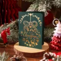 Tarjeta de Navidad vintage verde oscuro con diseño Merry Christmas en dorado elegante - Estilo Lazo / Verde