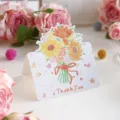 Handgezeichnete Blumenstrauß-Grußkarte mit 'Thank You' Text für Danksagungen und Feste. - Sonnenblumen Rose (Danke)