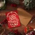 Tarjeta de Navidad vintage roja con estampado dorado y sobre kraft kit - Lazo (Rojo) / Paquete Individual (Incluye Sobre y Pegatina)