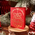 Carte de Noël rouge vintage avec dorure à chaud sur support en bois naturel - Style Noeud / Rouge
