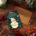 Elegante dunkelgrüne Weihnachtskarte mit goldenem Schneemann und Kraftpapier-Umschlag - Schneemann (Grün) / Einzelpackung (Inklusive Umschlag und Aufkleber)