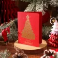 Élégante carte de vœux de Noël rouge dorée avec motif d'arbre festif et texte de message doux - Style Sapin de Noël / Rouge
