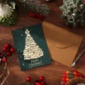 Elegante dunkelgrüne Goldfolien-Weihnachtskarte mit braunem Umschlag auf Holztisch - Weihnachtsbaum (Grün) / Einzelpackung (Inklusive Umschlag und Aufkleber)