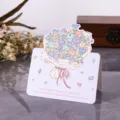 Tarjeta de felicitación con ramo de flores pastel y mensaje de gratitud - Estilo Lila