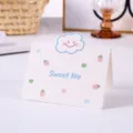 Linda tarjeta de regalo de dibujos con nube azul y texto Sweet life para el Día del Niño - Estilo Nube