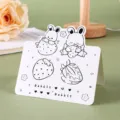 Tarjeta de felicitación minimalista en blanco y negro con lindos conejos y fresas de dibujos - Conejo Fresa (3)