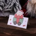 Carte de vœux de Noël mignonne avec chiot en bonnet de Père Noël sur fond de bois sombre - Chien de Noël
